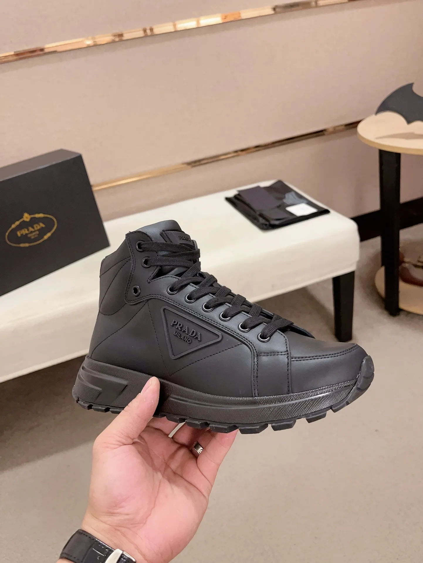Men's shoes 💰 700💰 ✔️✔️✔️Top version High-quality new PRADA (Prada) counters are launched simultaneously, new men's shoes, 😘fabrics are selected from first-layer cowhide. Lining: Imported cowhide leather lining. 👍🏿High-end☄️Open-molded non-slip rubber outsole, exquisite lines, simple and elegant, comfortable and high-end for leisure travel. Number of yards: 38 to 44. Can be customized 45-46 non-returnable